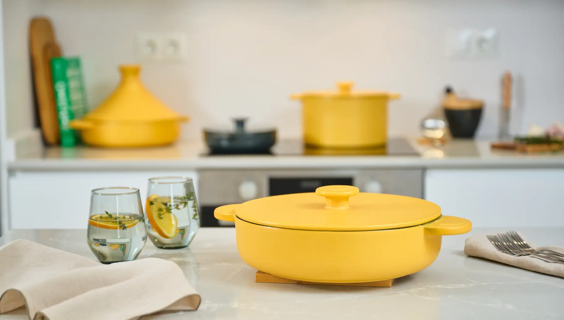 https://kuokokitchen.com/wp-content/uploads/cacerola-ceramica-amarilla-saludable-cocina-natural-tradicional.webp