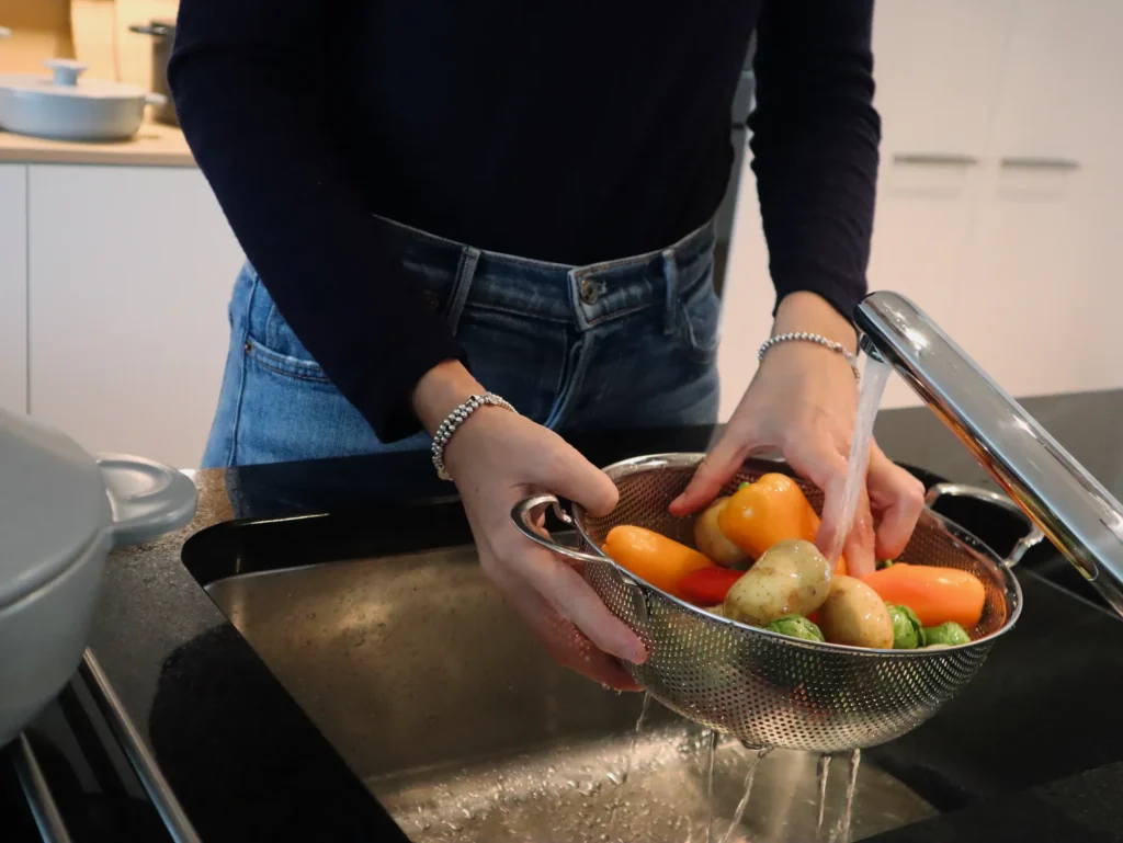 limpiando verduras frescas