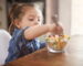 niña comiendo saludablemente
