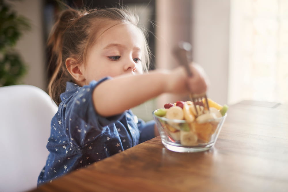 niña comiendo saludablemente